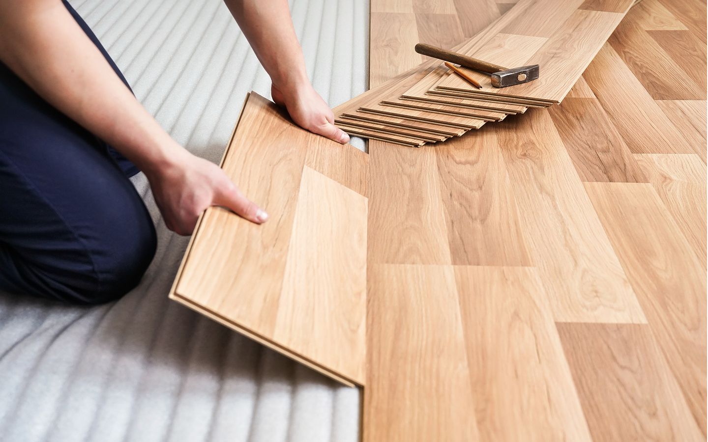 Arbeiter beim Parkett verlegen